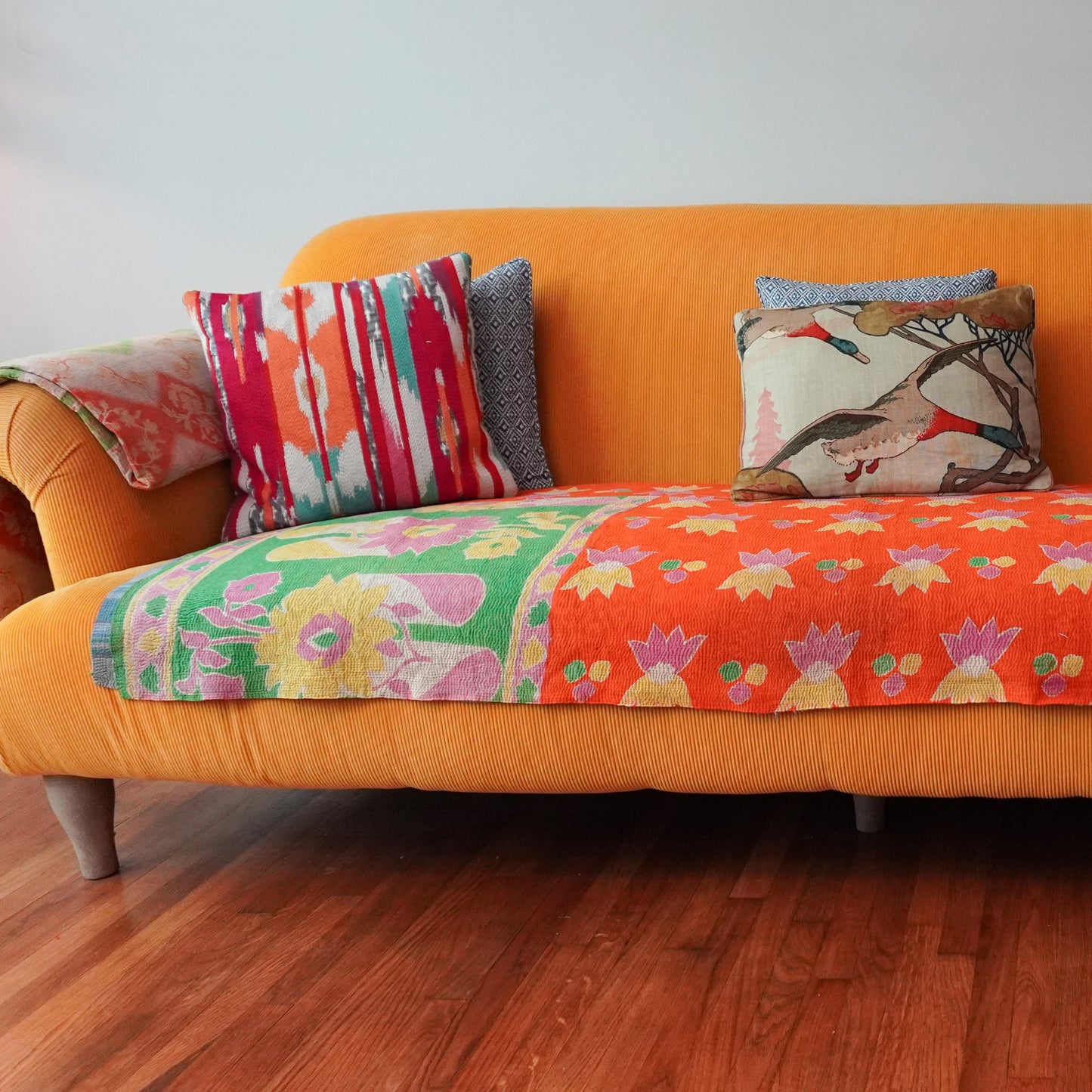IK1009: Hand-Crafted Vintage Kantha Quilt – Detailed Grid & Flame Burst