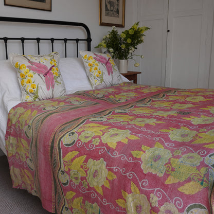 IK1008: Hand-Crafted Vintage Kantha Quilt – Sunset Stripe & Intricate Lattice
