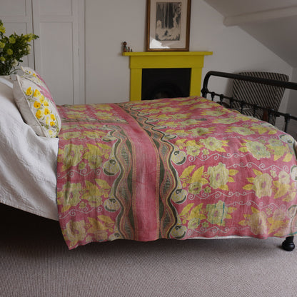 IK1007: Hand-Crafted Vintage Kantha Quilt – Artistic Spot & Sunflowers