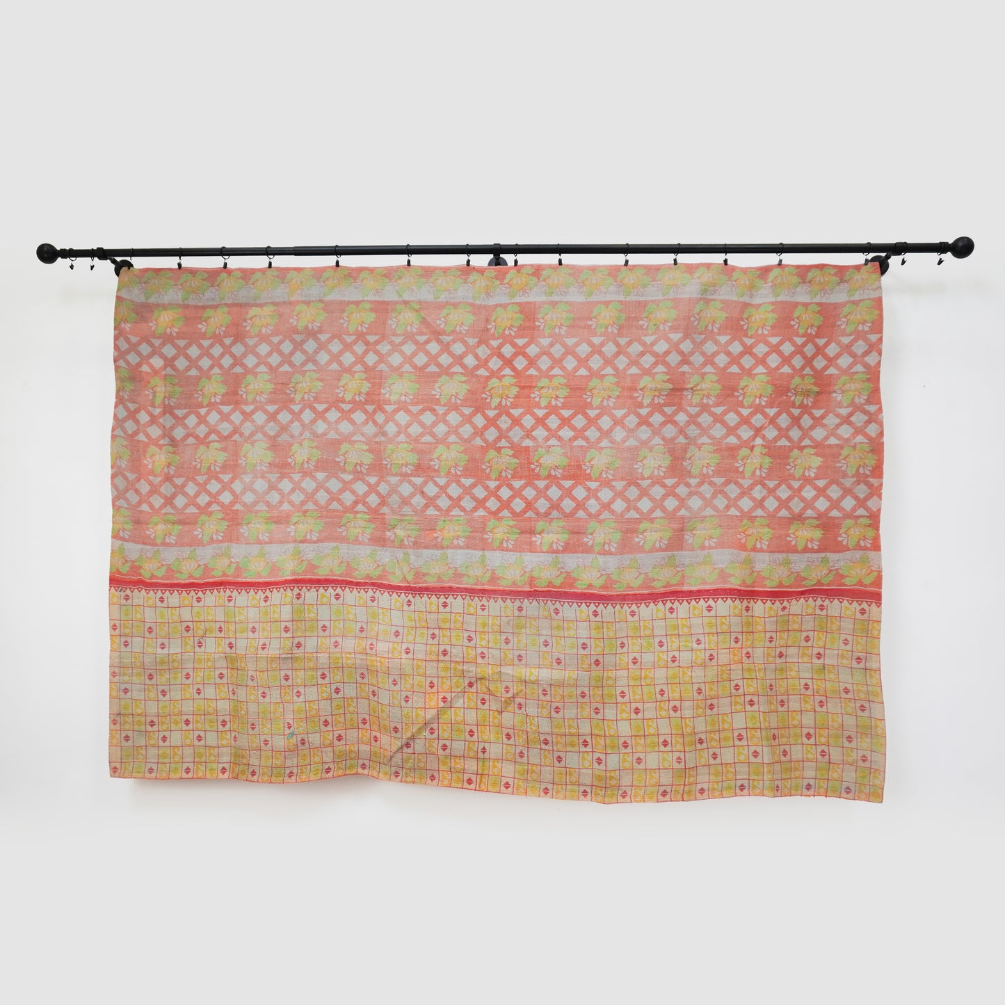 IK1009: Hand-Crafted Vintage Kantha Quilt – Detailed Grid & Flame Burst
